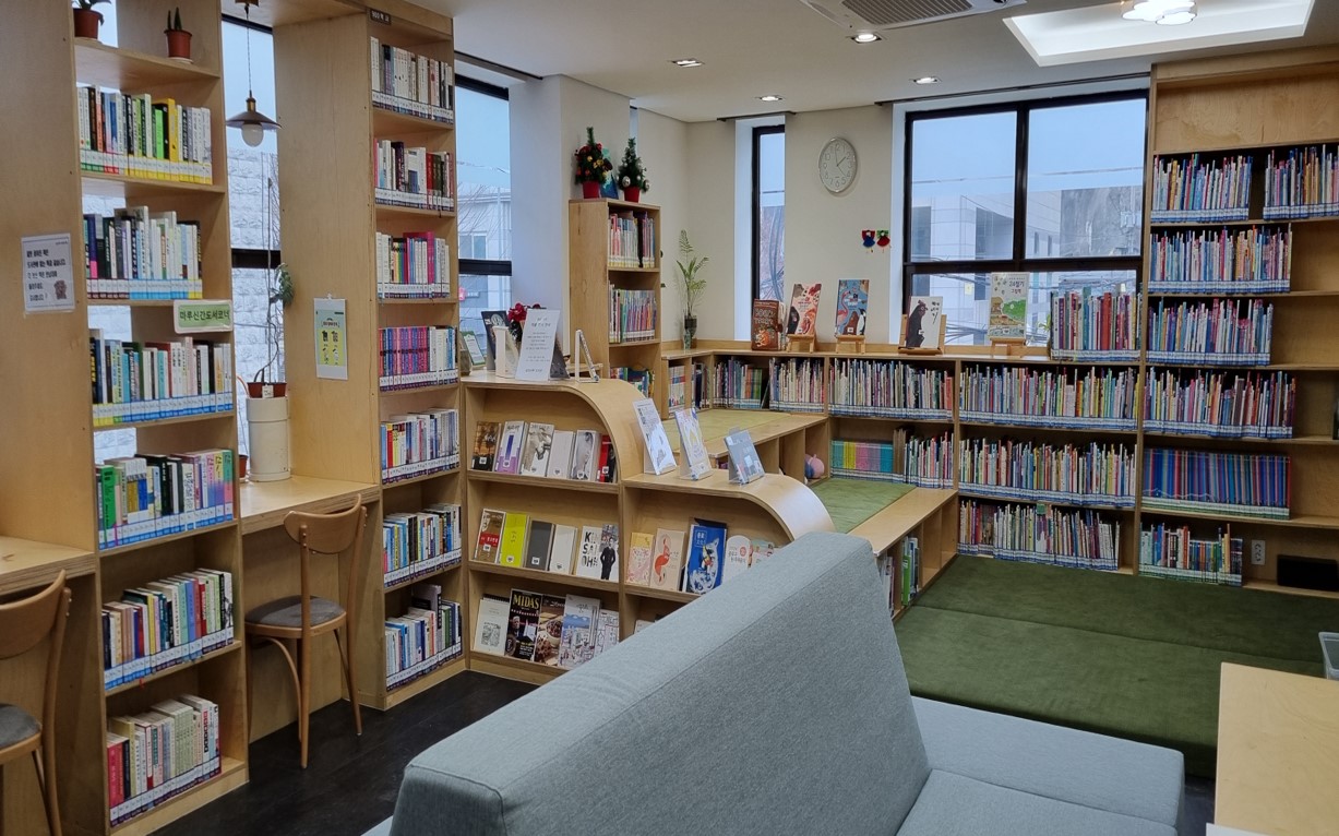 숭인마루 작은도서관 내부 사진입니다.