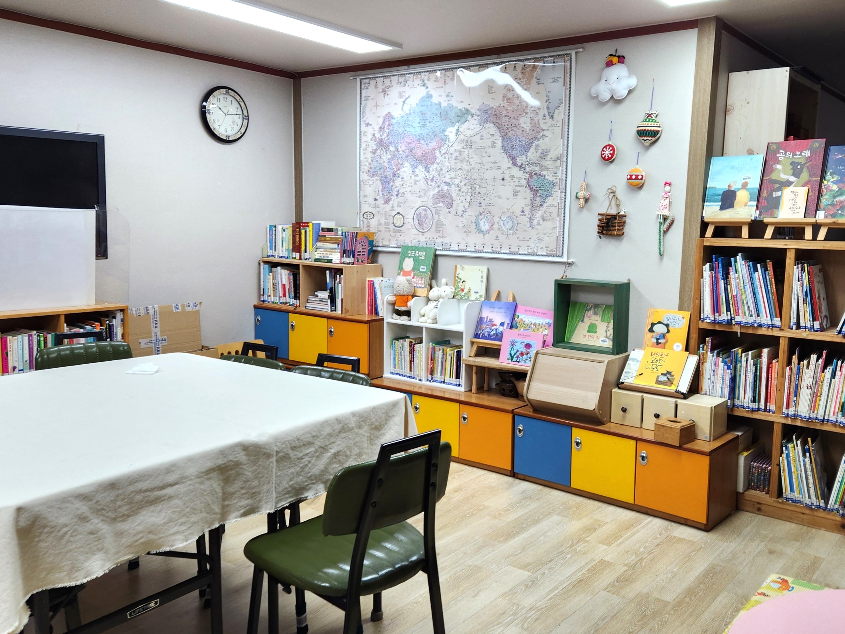 나무와 열매 어린이 도서관 내부 사진